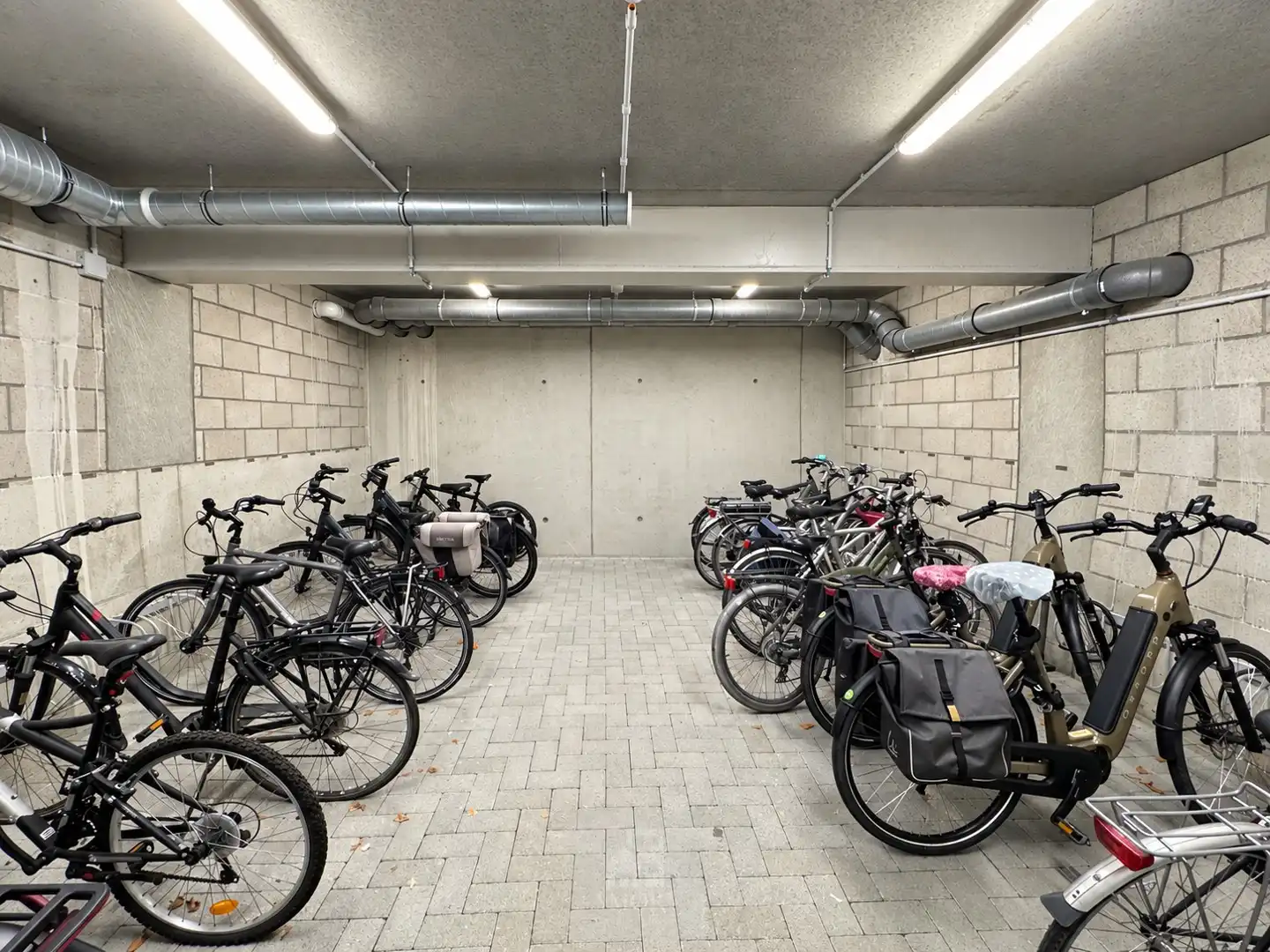 Recent en energiezuinig 1-slaapkamerappartement met autostaanplaats in Wondelgem foto 15