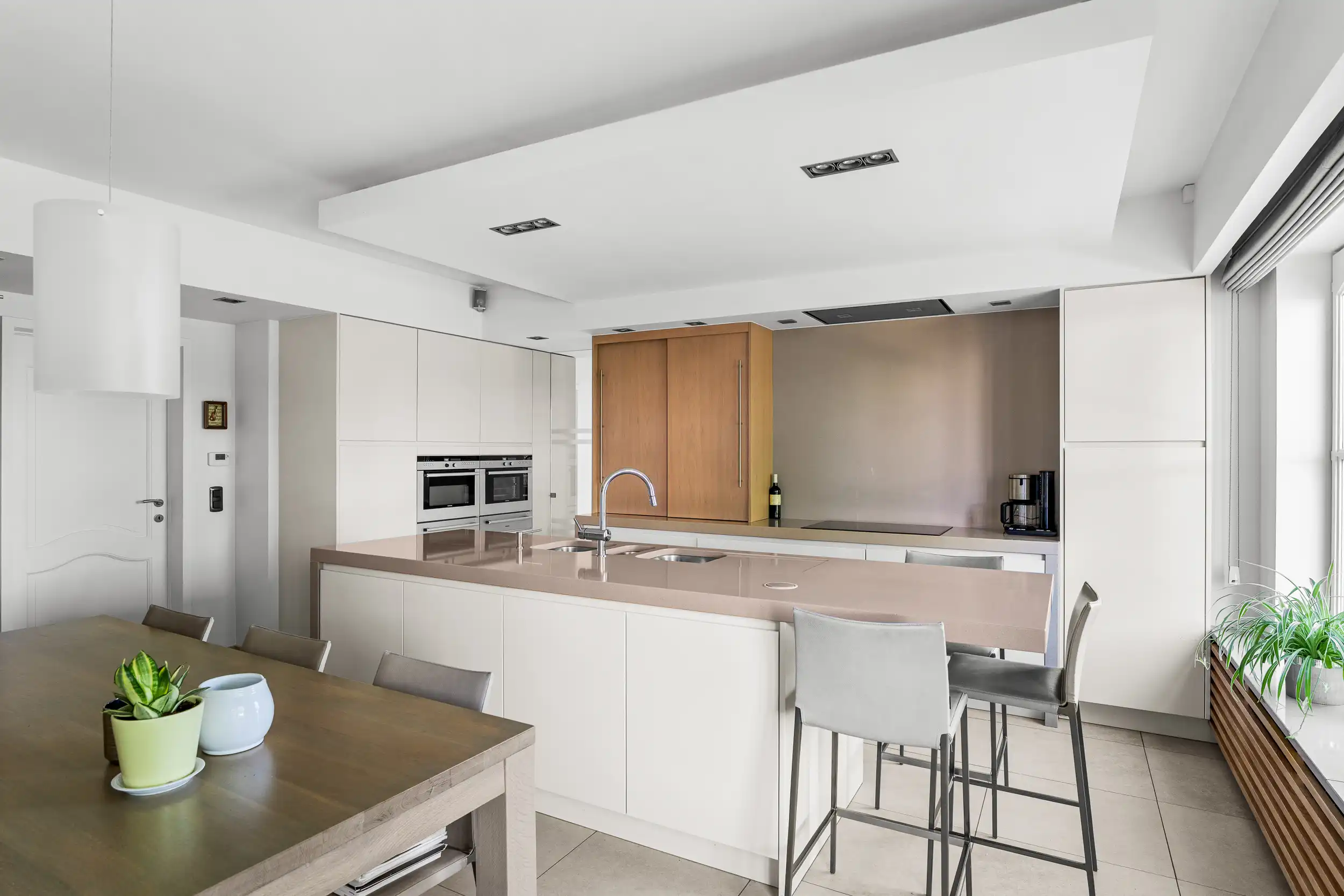 Luxueus gerenoveerde herenwoning  met loods op 2.137m² foto 11