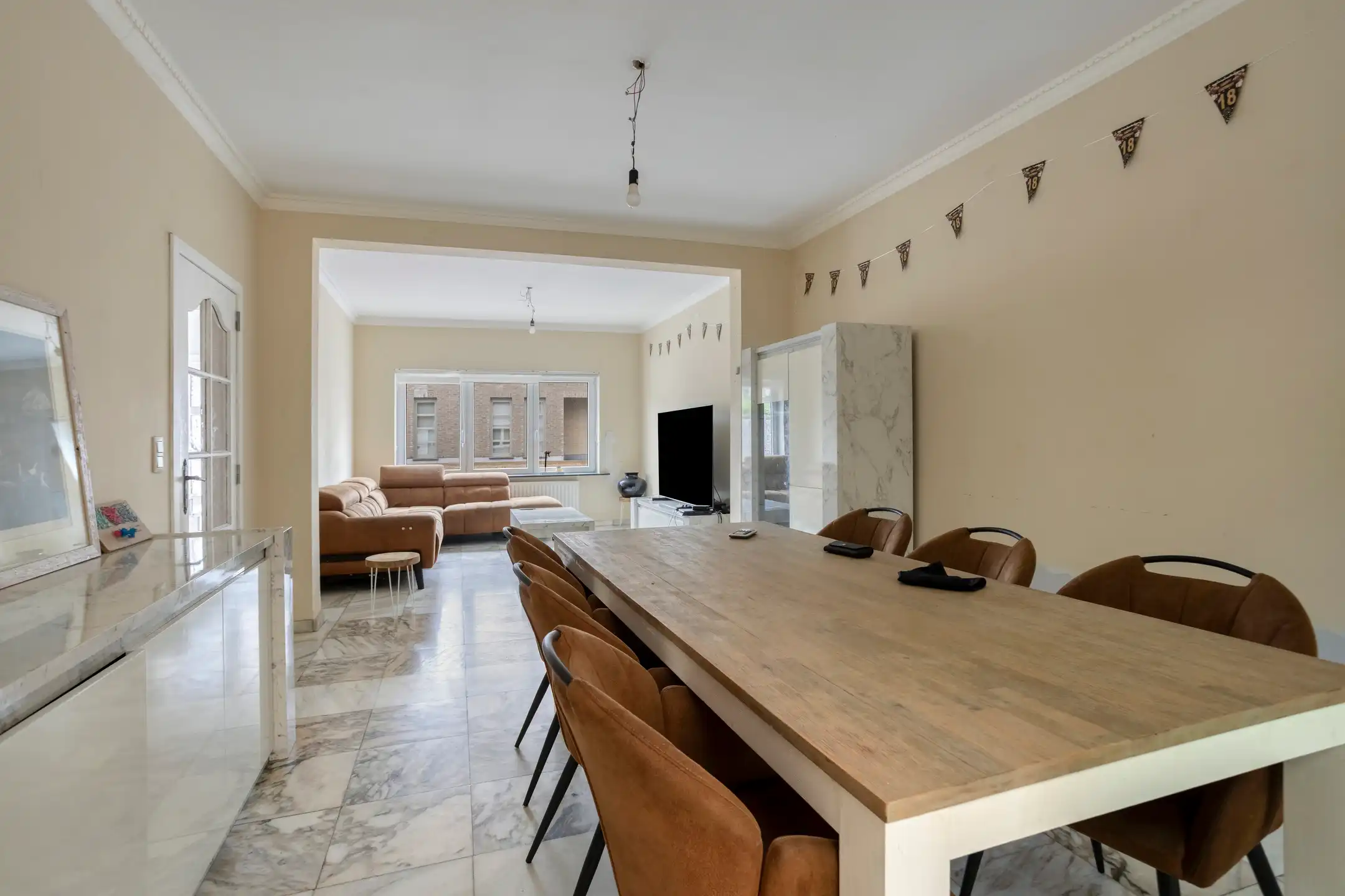 Ruime rijwoning met 4 slaapkamers en renovatiepotentieel foto 5