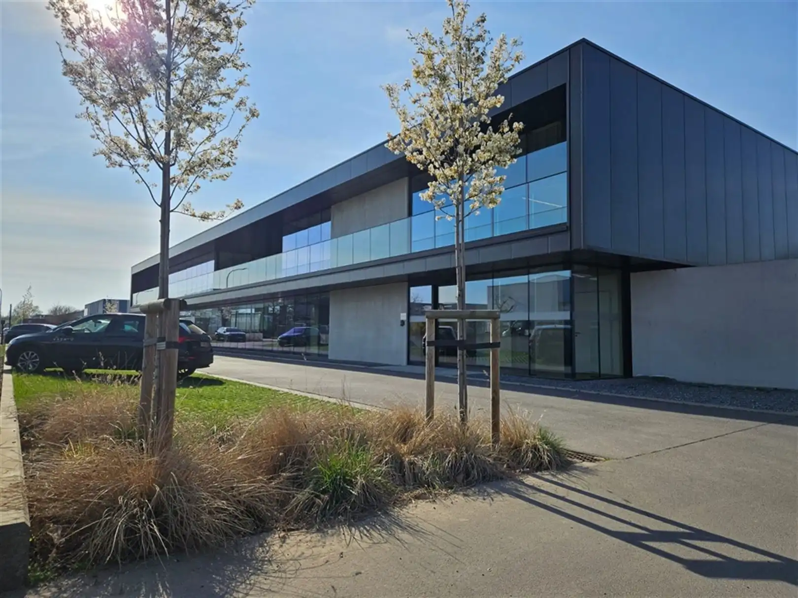 Magazijn met laadkades en kantoren foto 2