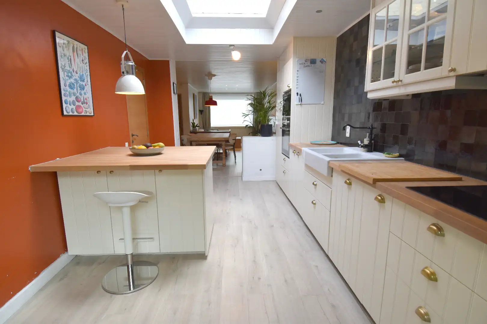 Instapklare woning met 4 slaapkamers en gezellige stadstuin te koop in hartje Kortrijk foto 2