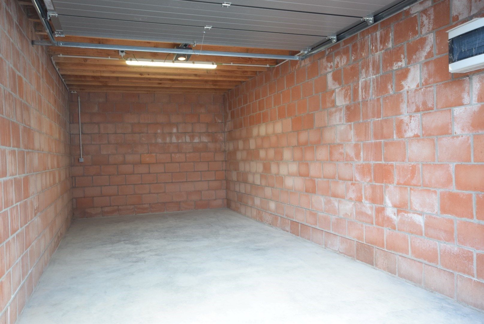 GARAGE NUMMER 6 TE HUUR  foto 4