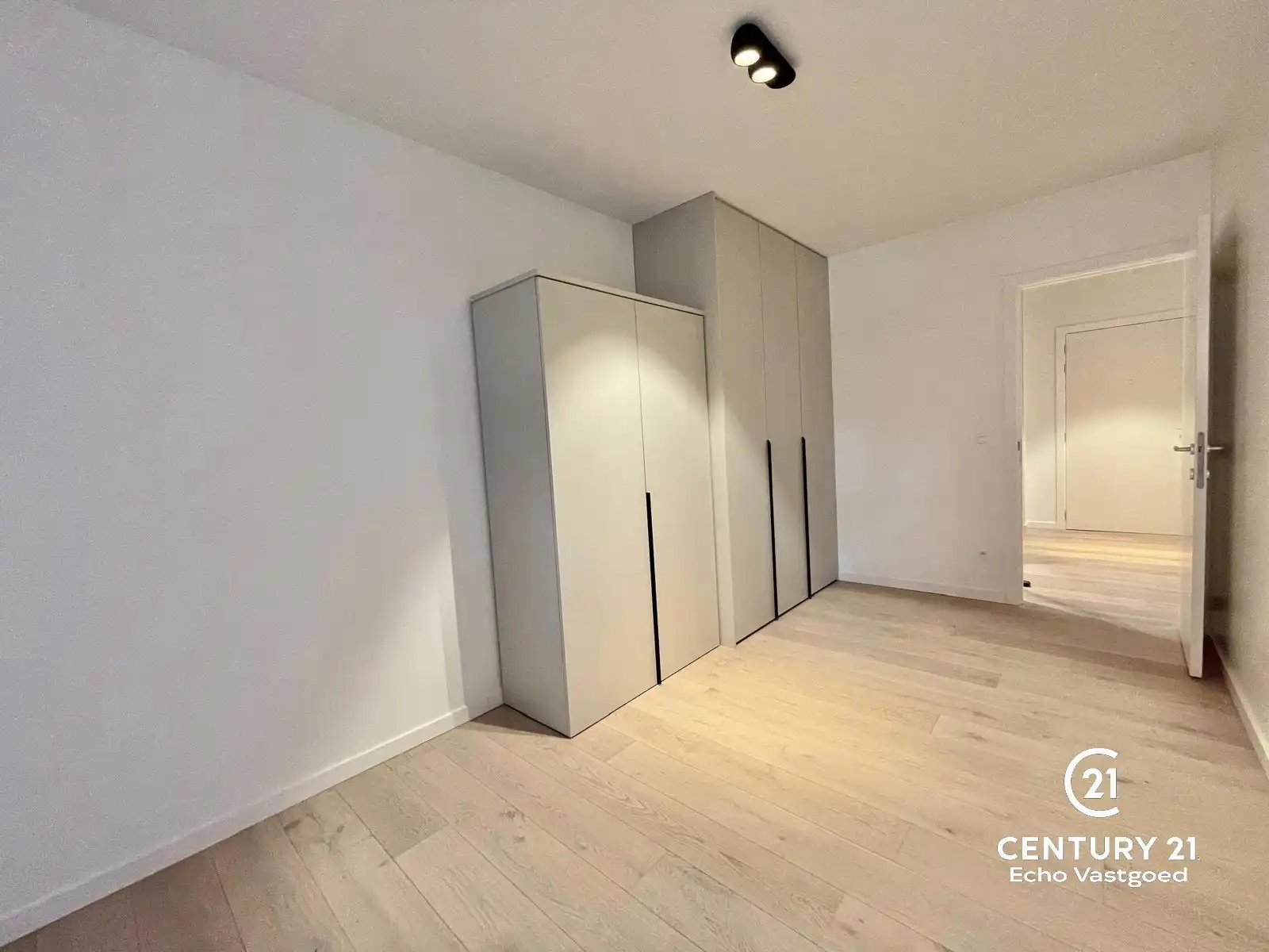 Recent, luxe appartement met 2 slpks, terras en autoplaats foto 14