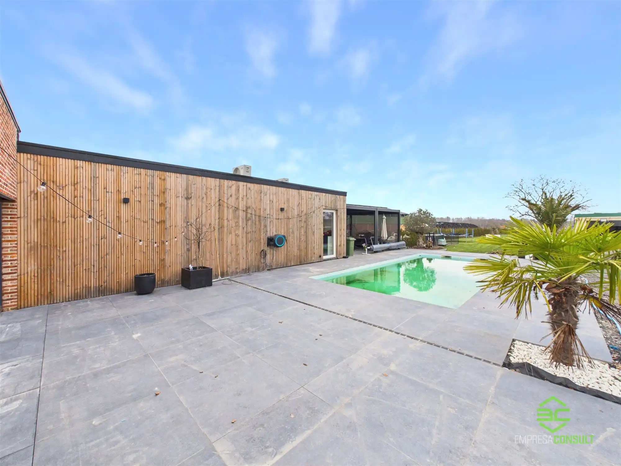 Instapklare gerenoveerde woning met zwembad op 22a 82ca! foto 27