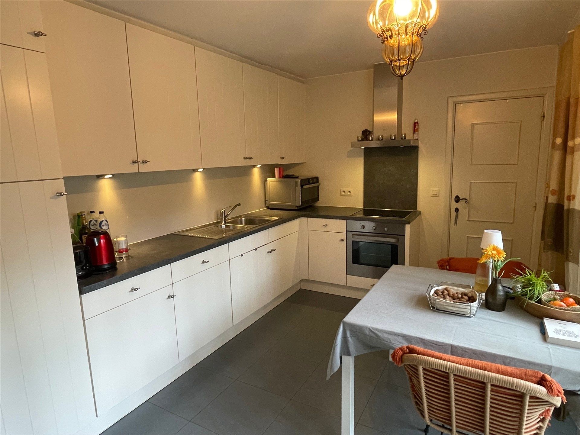 Prachtig midden in het groen gelegen villa in landelijke stijl met tuin en garage. foto 8