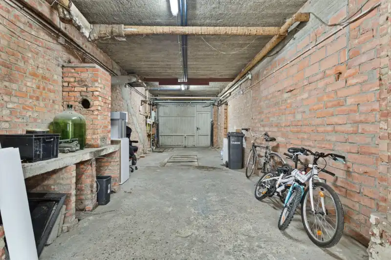 Ruime bel-etage met uitzonderlijke opslagruimte, 2 parkeerplaatsen en zonnige tuin foto 15