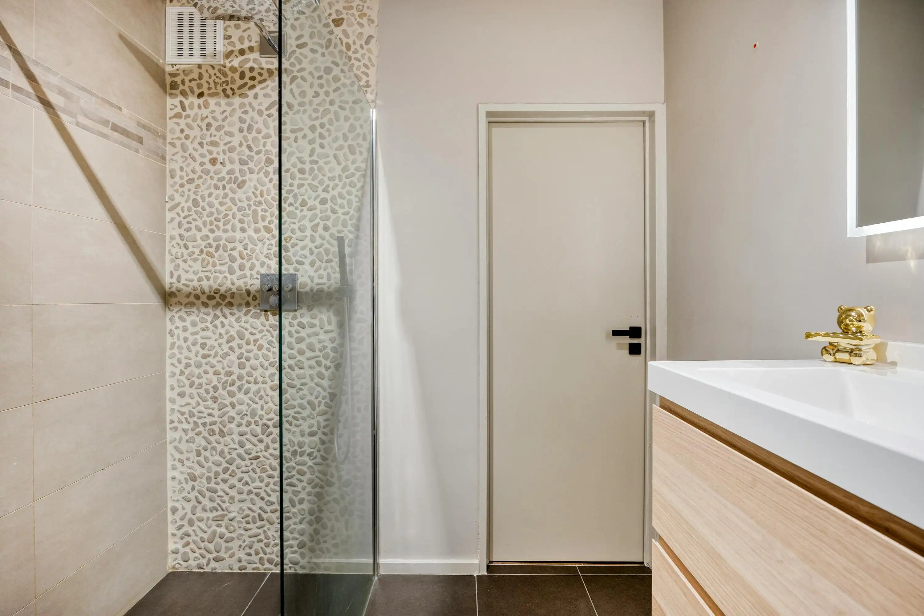 Gerenoveerd appartement te koop in Burcht foto 13