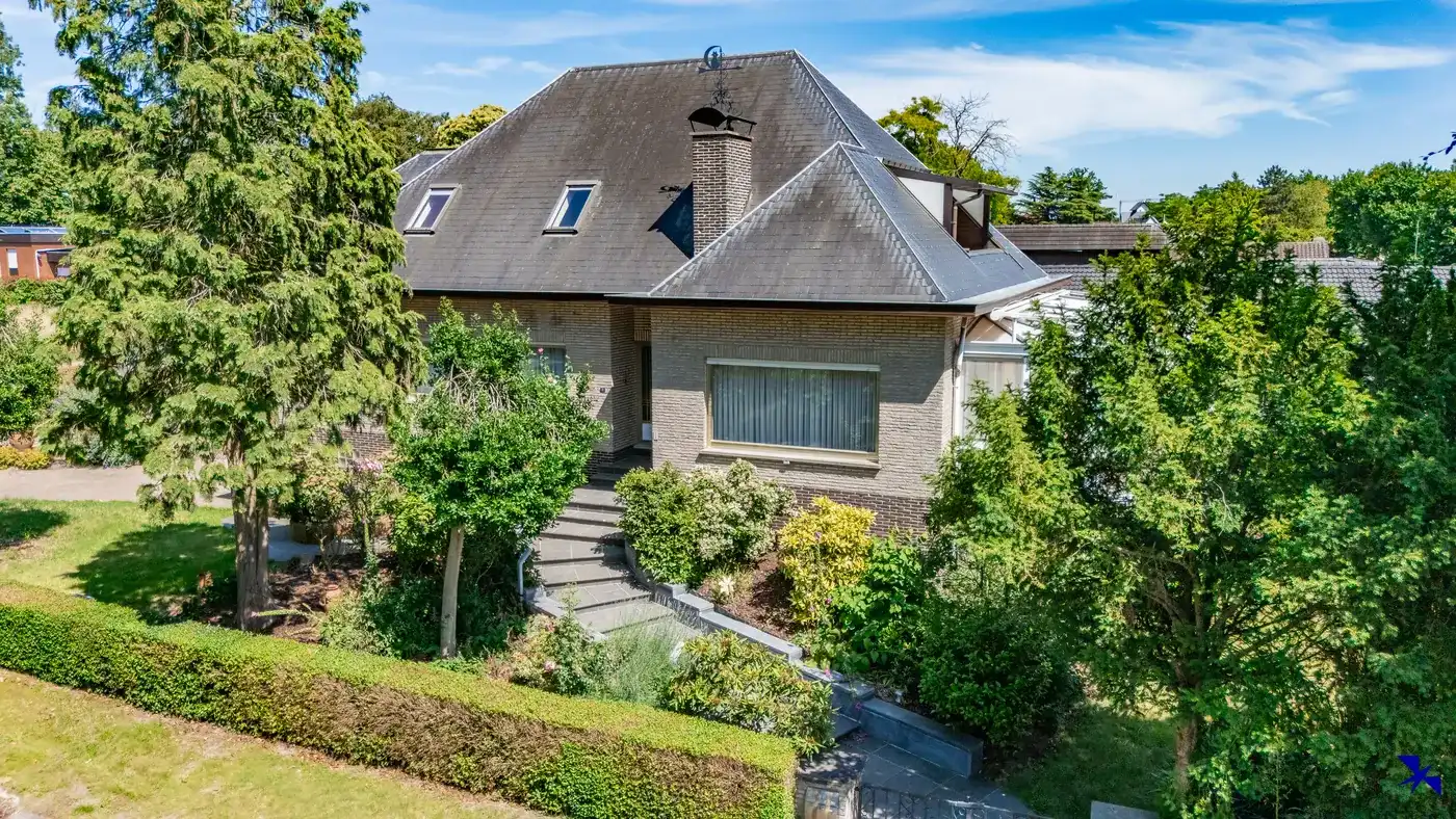 Karaktervolle villa met 5 slpks, dubbele garage en tuin foto 2