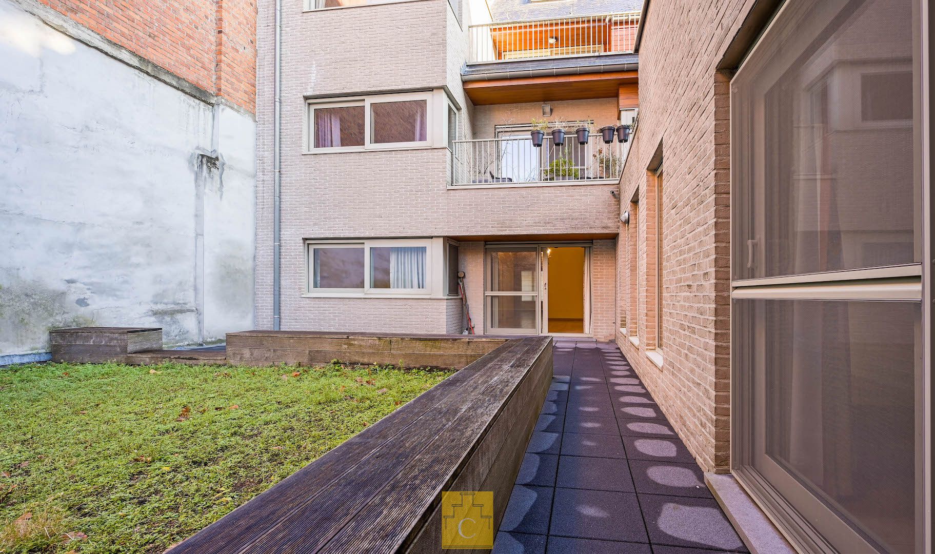 Gelijkvloersappartement zonneterras en tuin,  autostandplaats in kleine luxe-residentie tussen Sint-Salvators en Markt foto 8