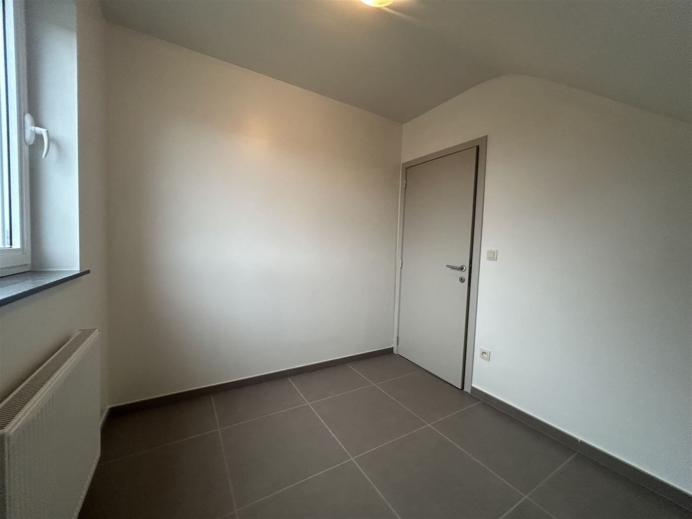 Ruim duplexappartement met 2 slaapkamers, terras, autostaanplaats en kelderberging. foto 13