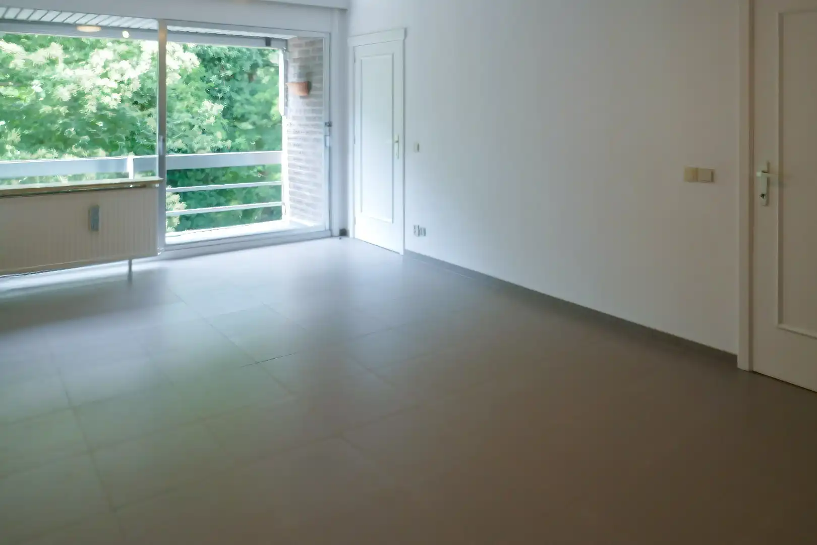 Gerenoveerde serviceflat midden het groen in Assebroek. foto 2