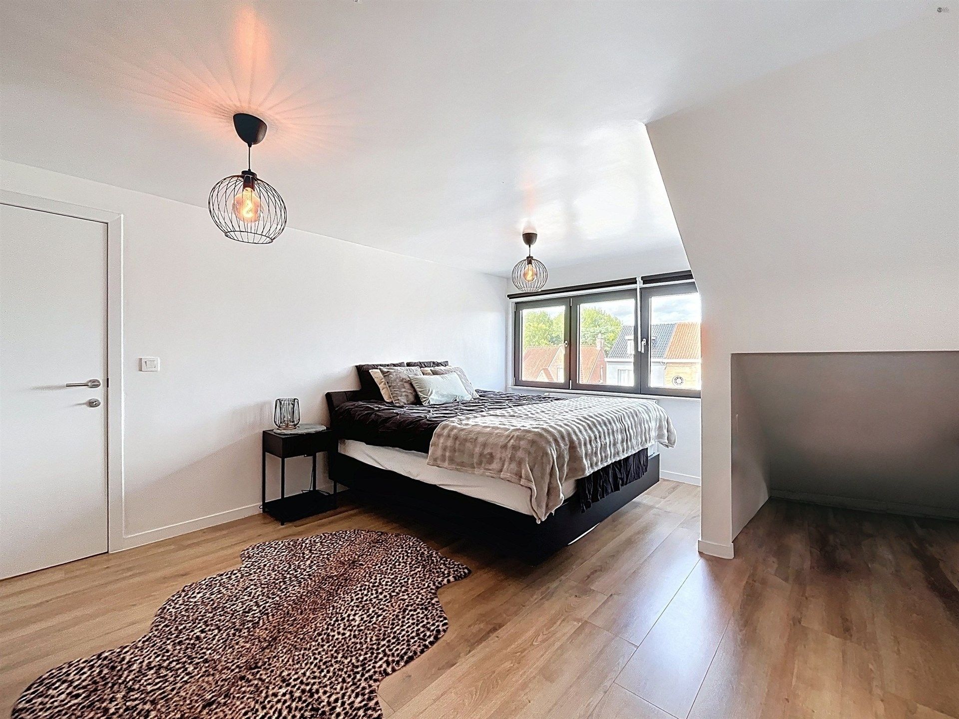 Prachtige instapklare woning met 3 slaapkamers en 3 garages. foto 12