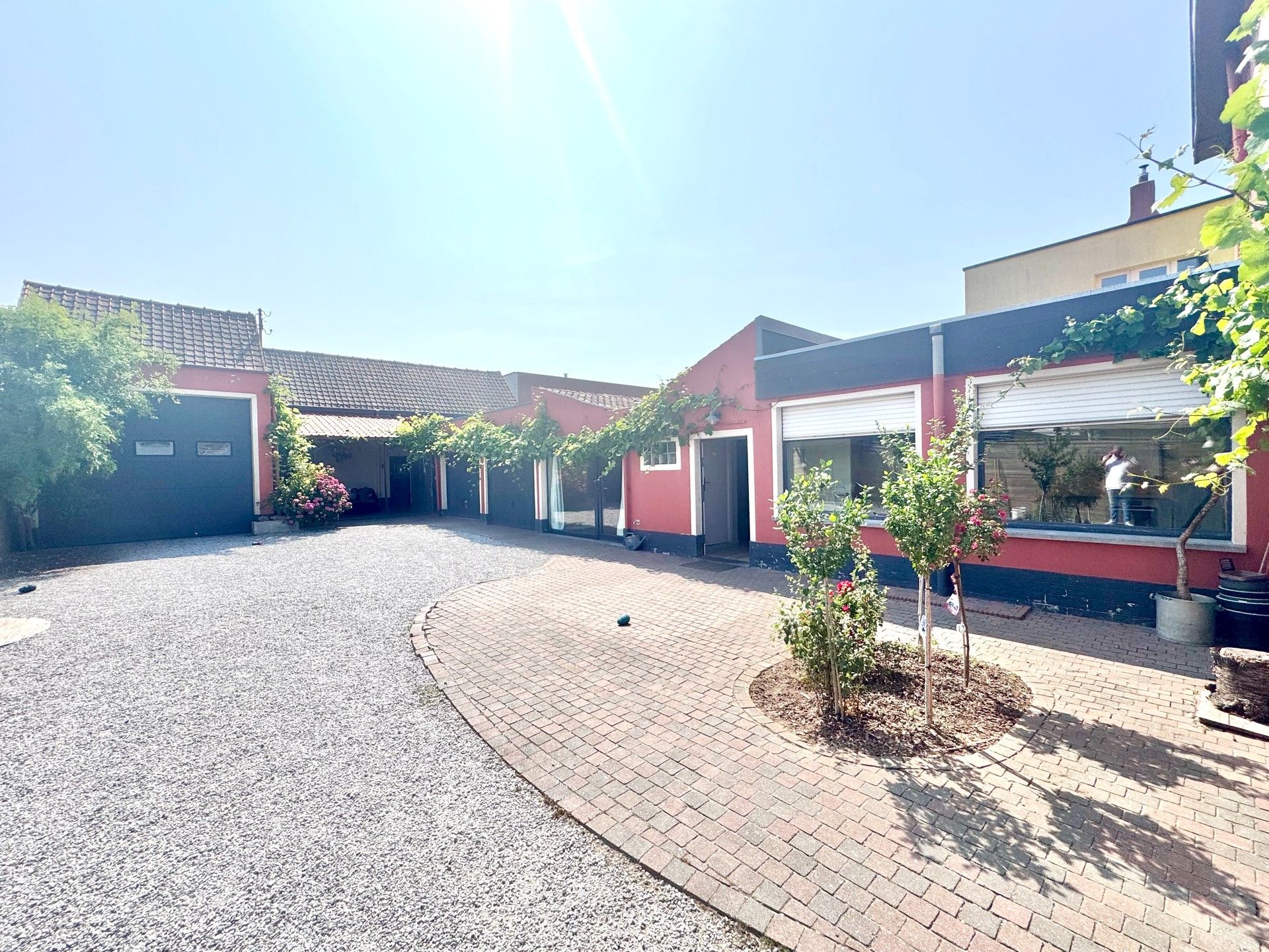 HALFOPEN WONING MET MAGAZIJN OP 562 M² foto 12