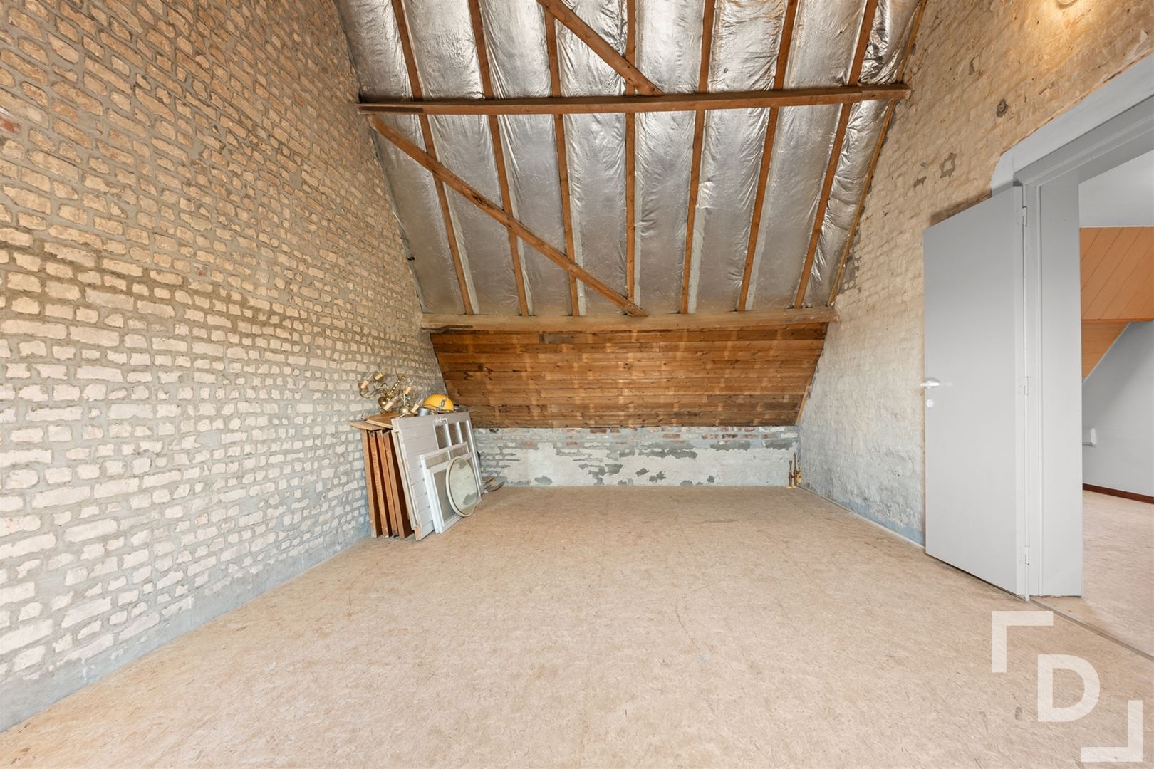 Vrijstaande woning op ruim perceel te koop te Vlamertinge. foto 12
