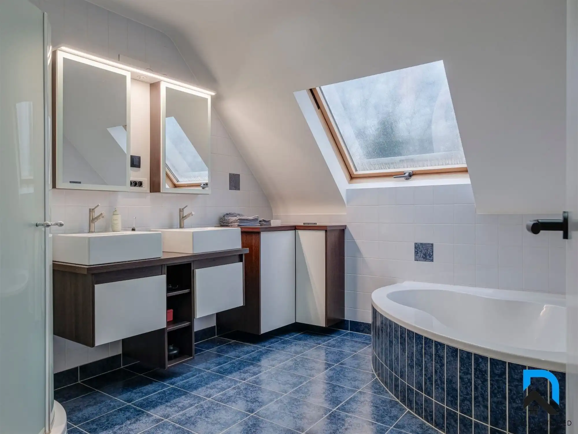 Ruime woning met prachtige tuin foto 28