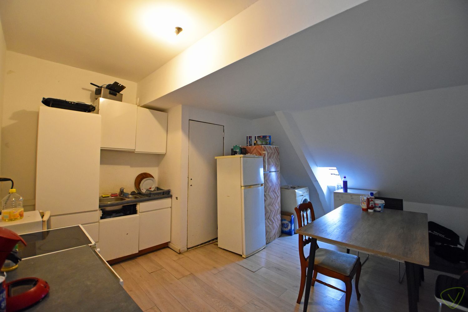 Ruim appartement gelegen op de Markt van Eeklo! foto 10