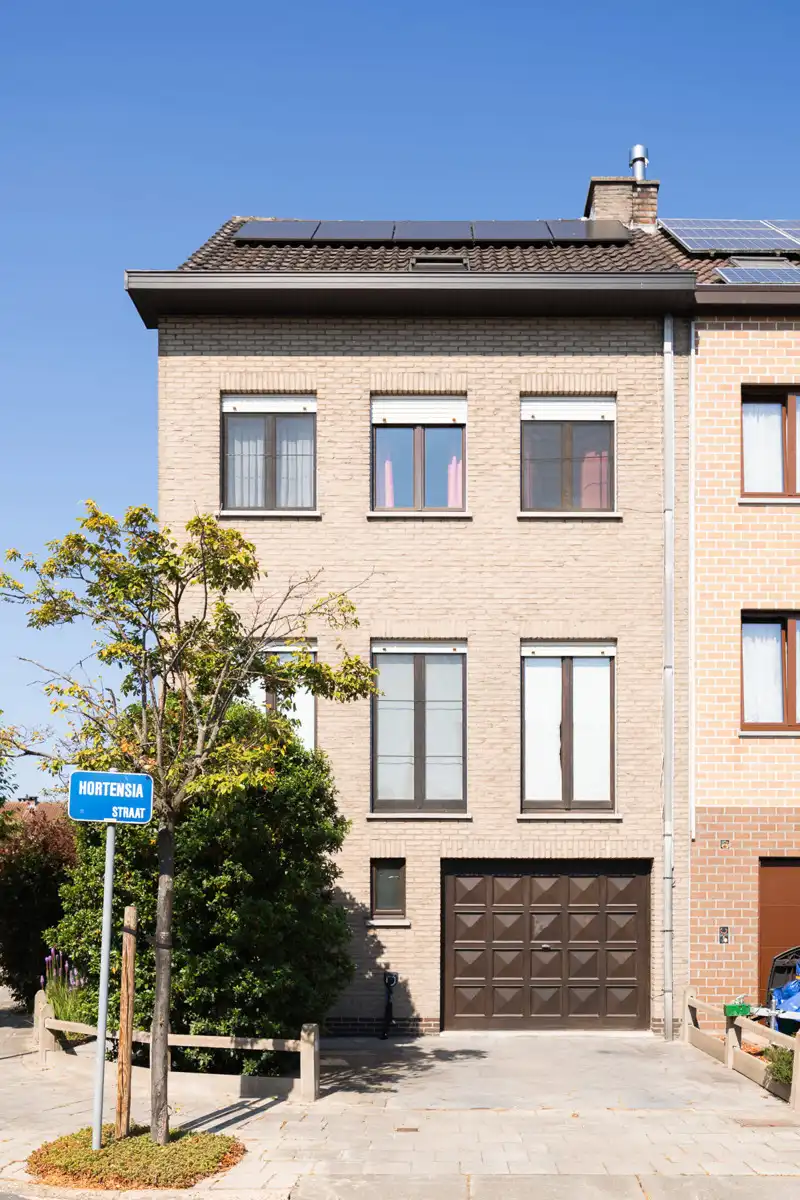 Verrassend ruime halfopen woning met omheinde tuin foto 2