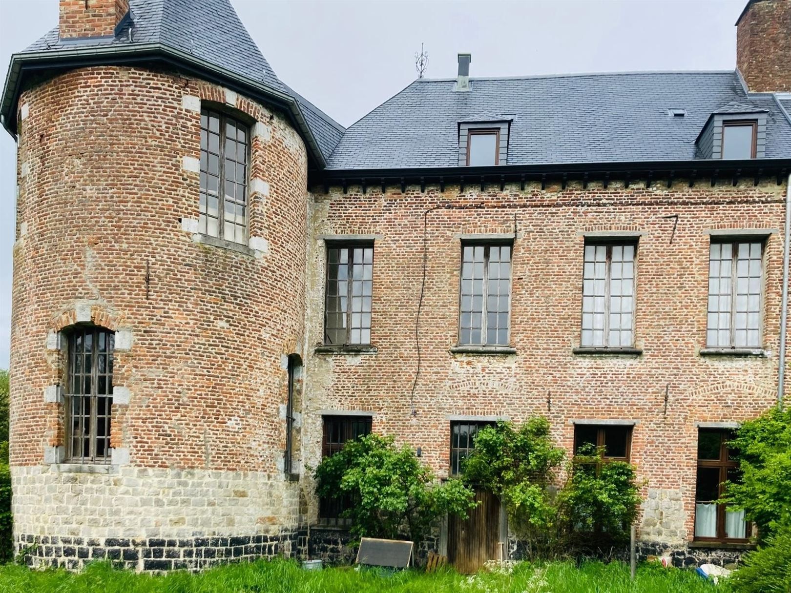 Château d'Epinois met toren, en met dépendance logies. foto 6