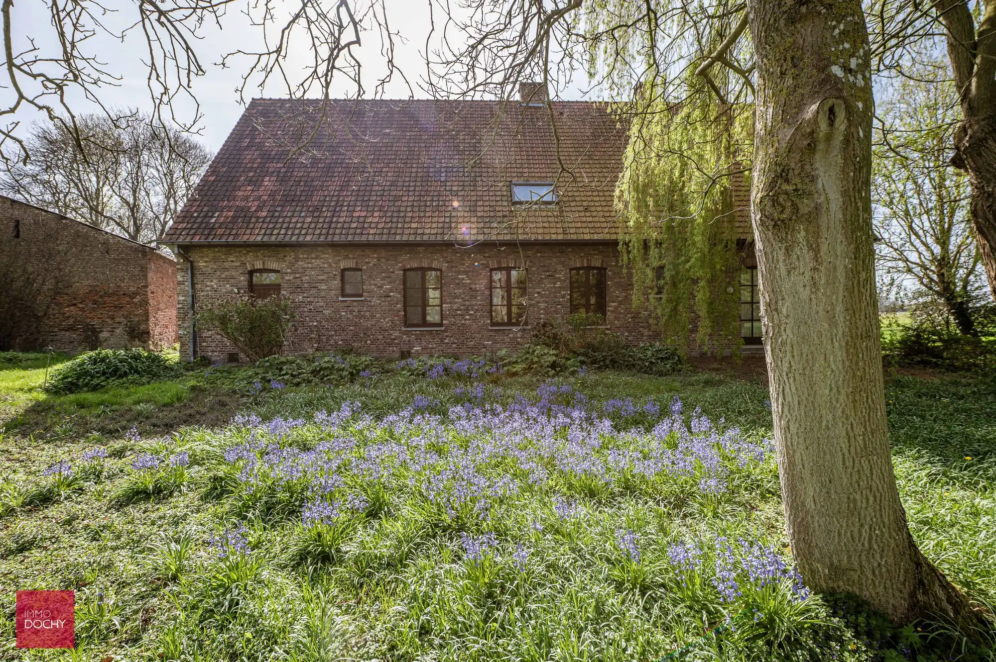 Historische omwalde hoeve met verschillende bijgebouwen foto 10