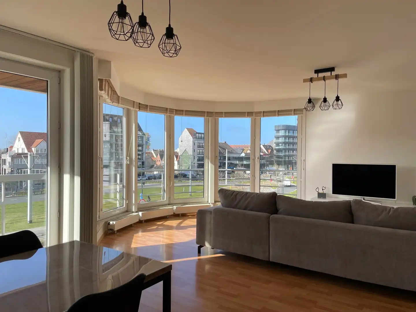 Verzorgd hoekappartement met 2 slaapkamers foto {{pictureIndex}}