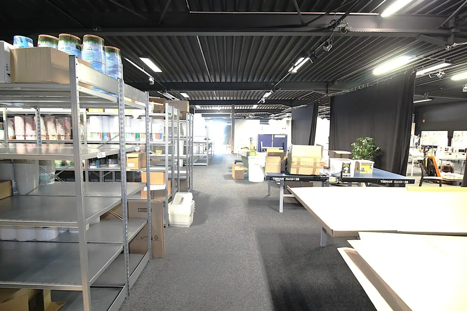 bedrijfsgebouw | 960m² showroom, kantoren en 840m² magazijnruimte. foto 13
