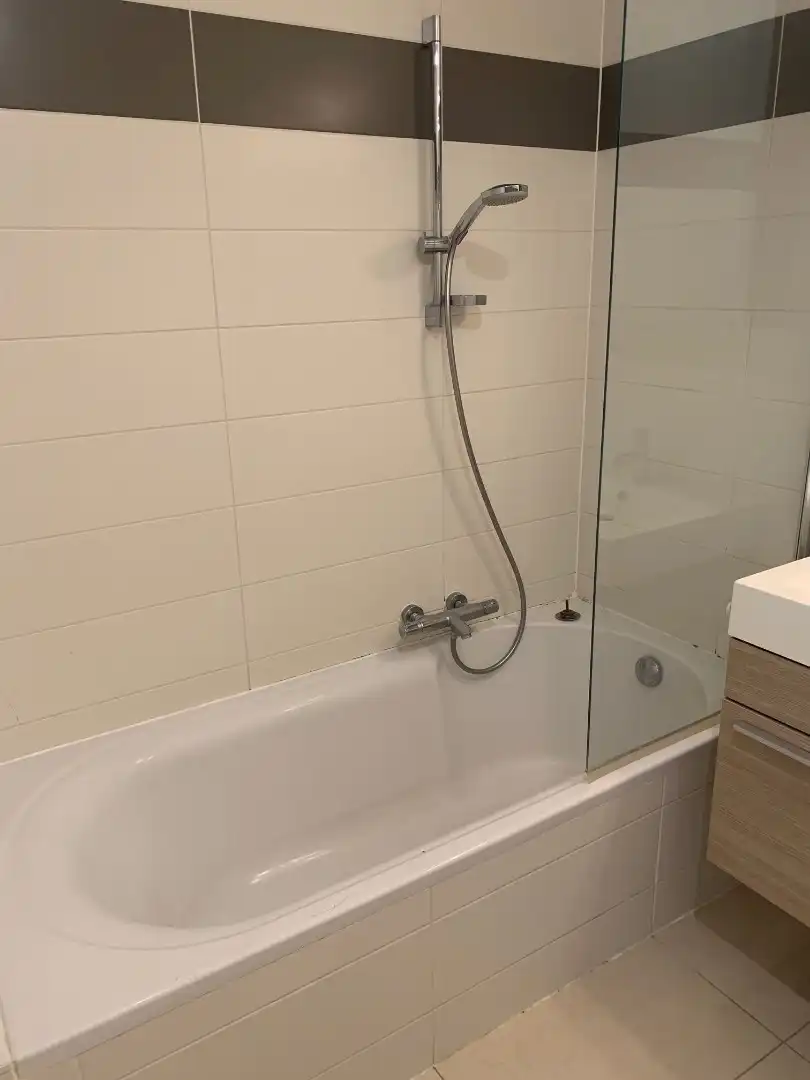 Ongemeubeld tweeslaapkamer-appartement in moderne residentie in Mariakerke foto 7