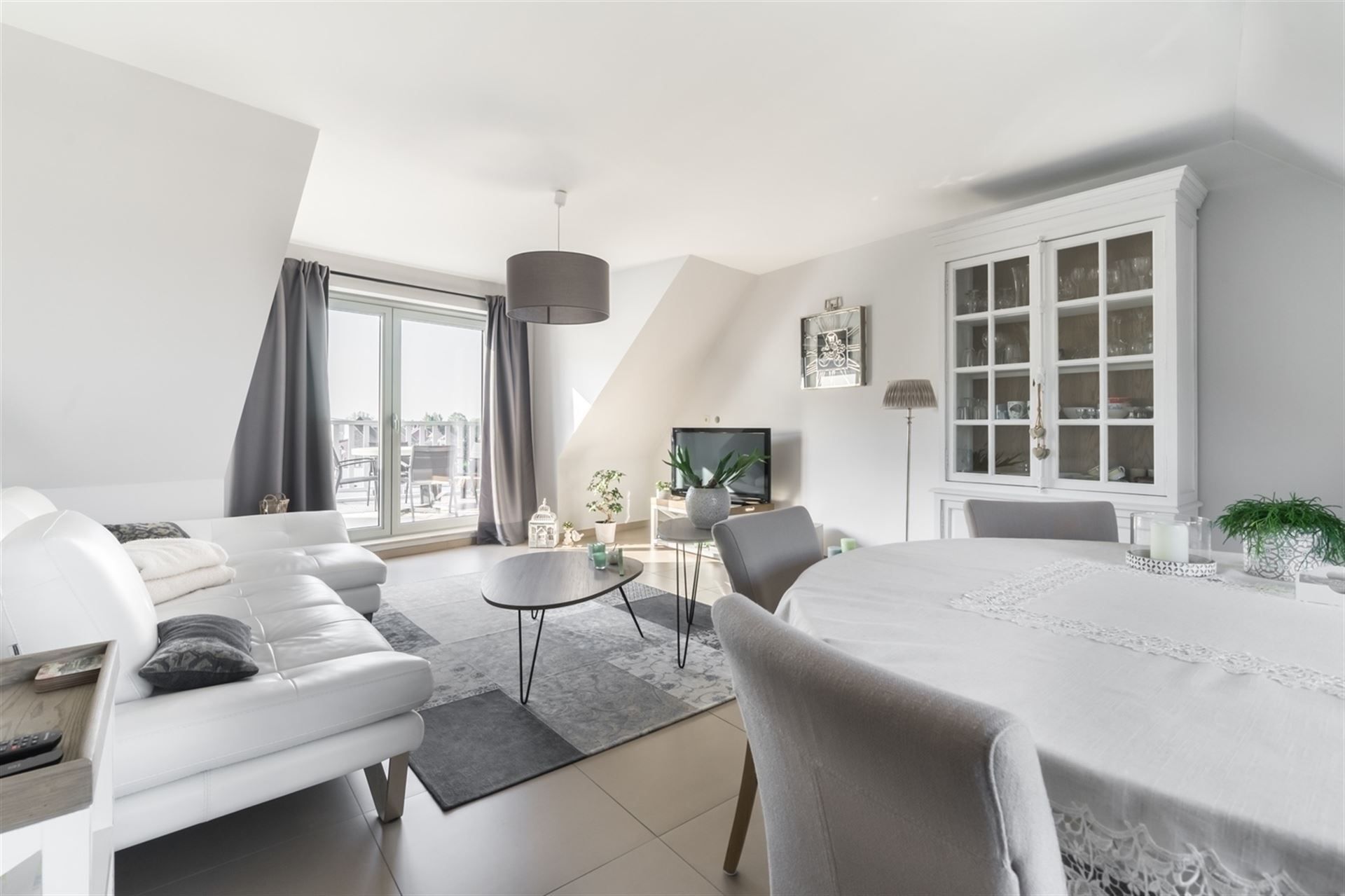 Prachtige penthouse met 2 slpk., groot zonneterras & autostaanplaats. foto 3