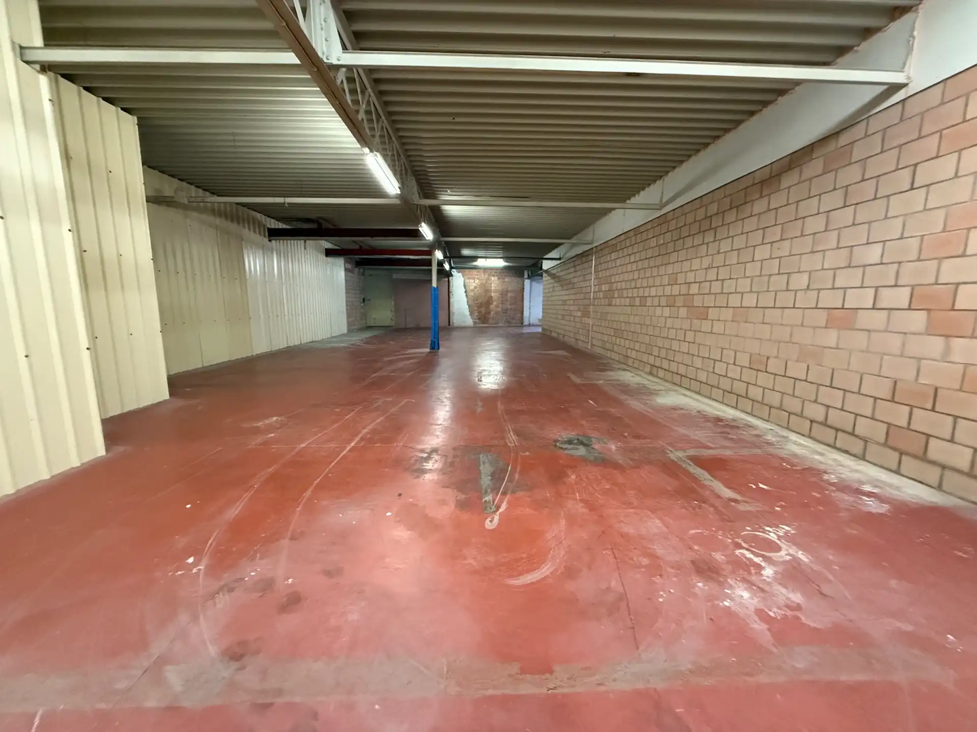 VLIERZELE - Opslagruimte vlakbij de invalsweg. foto 2