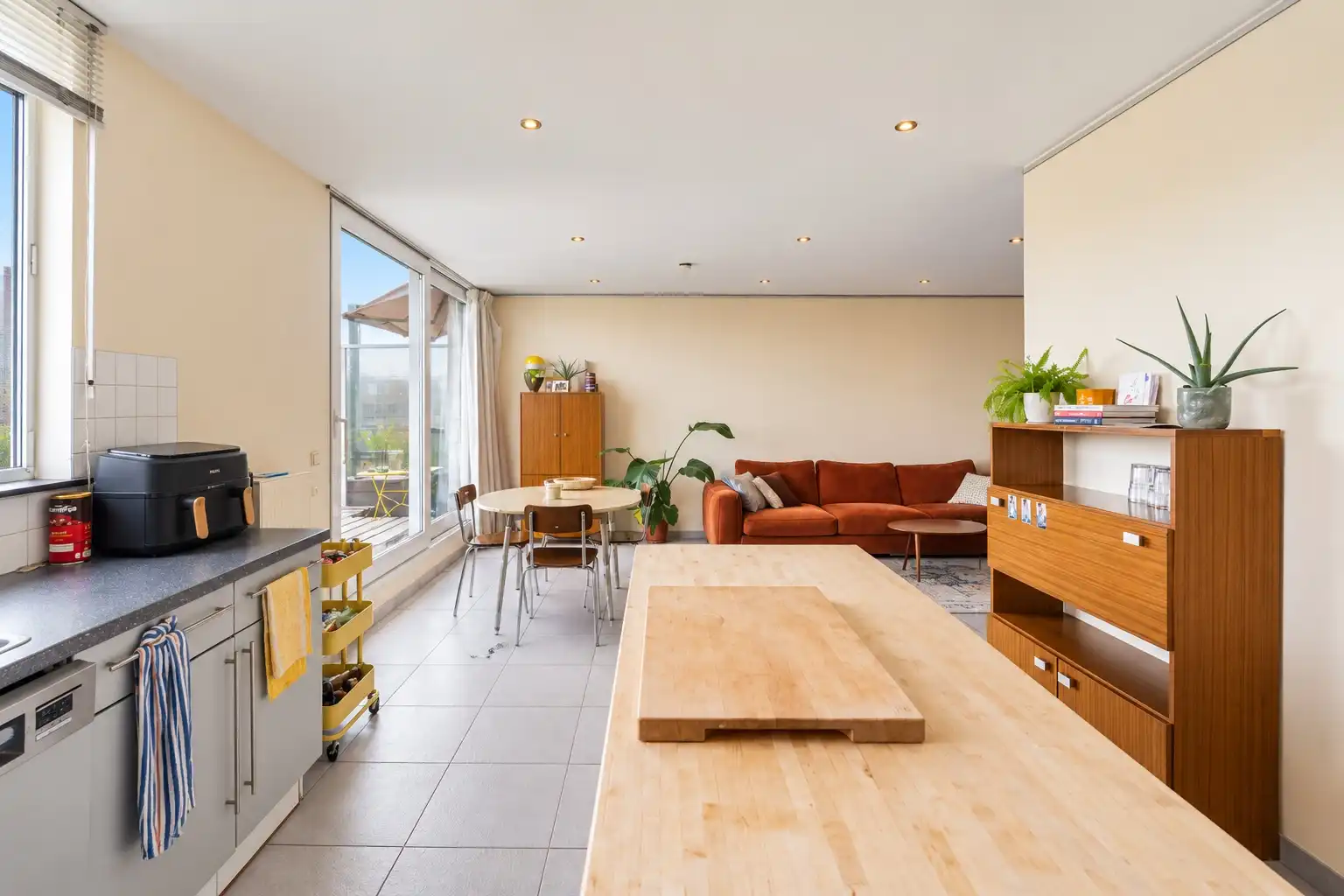 Ruim appartement met 2 slaapkamers, zonnig terras en parkeerplaats foto 2