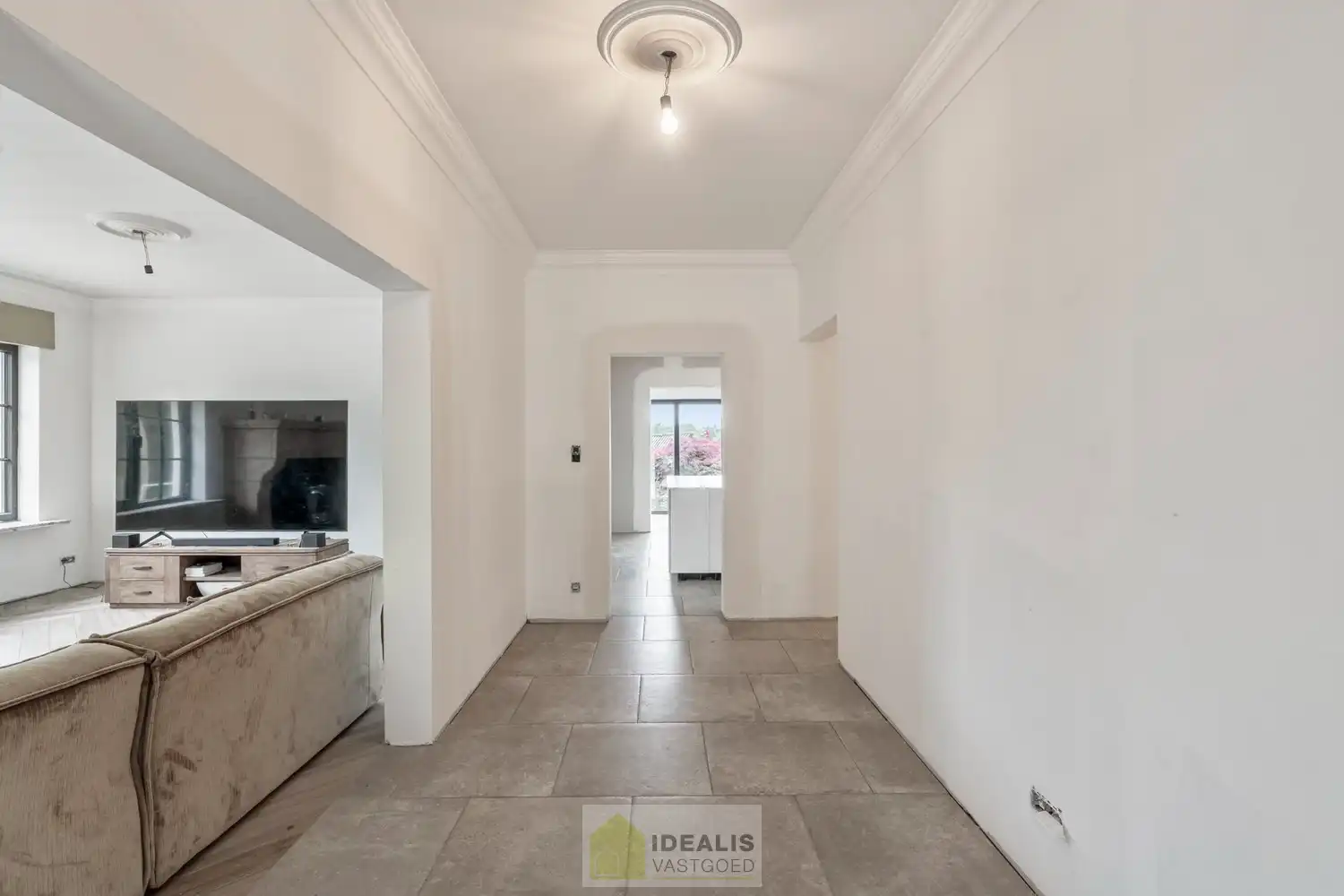 KNAPPE GROTENDEELS GERENOVEERDE EENGEZINSWONING MET EEN HEERLIJK LICHTRIJKE WOONKAMER MET OPEN KEUKEN, AANSLUITEND VERANDA MET ZICHT OP DE ZEER RUIME TUIN (+-2700M²!), 3 SLAAPKAMERS, RUIMTELIJKE BADKAMER VOORZIEN VAN BAD EN INLOOPDOUCHE EN DE WONING IS VOLLEDIG ONDERKELDERD! EEN HEERLIJK RUIME BUNGALOW DIE NOG VOLLEDIG NAAR EIGEN SMAAK AFGEWERKT KAN WORDEN! Een aangename woning met een bewoonbare oppervlakte van +- 205m² op een perceel van +- 26are98ca (2698m²) op een rustige locatie! Tevens is de woning centraal gelegen t.o.v. het centrum van Peer, Meeuwen (Oudsbergen) en Houthalen-Helchteren en kan men vlot gebruik maken van de Noord-Zuidverbinding (A24). foto 4