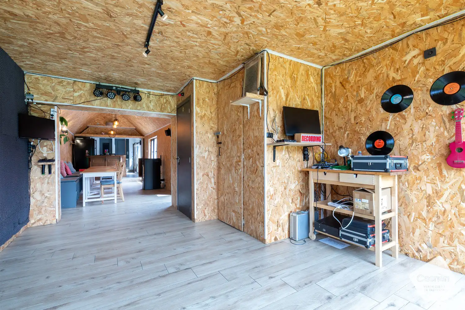 Ruime half-open woning met 4 slaapkamers, muziekstudio/hobbyruimte, garage en leuke tuin foto 2