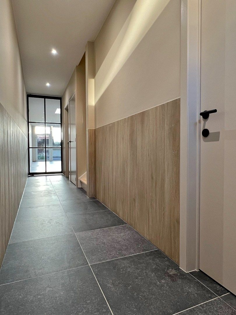Volledig vernieuwde rijwoning met zonnige tuin en 3 slaapkamers.  foto 2