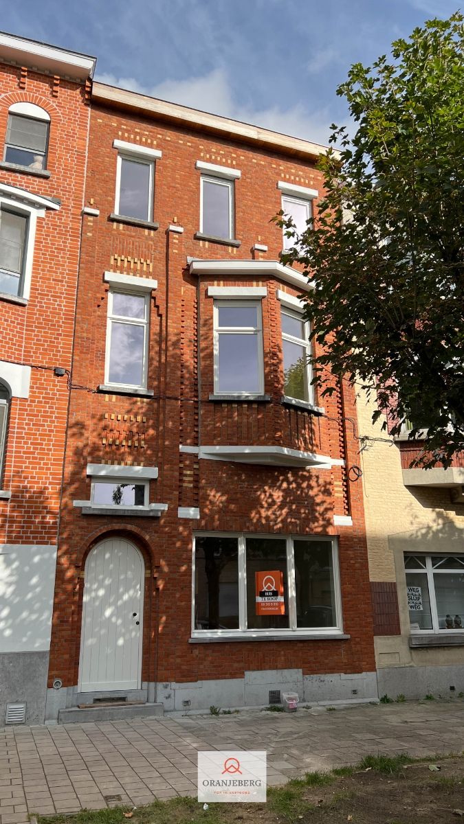 Gerenoveerde herenwoning met 5 slaapkamers en tuintje op een gegeerde locatie foto 4