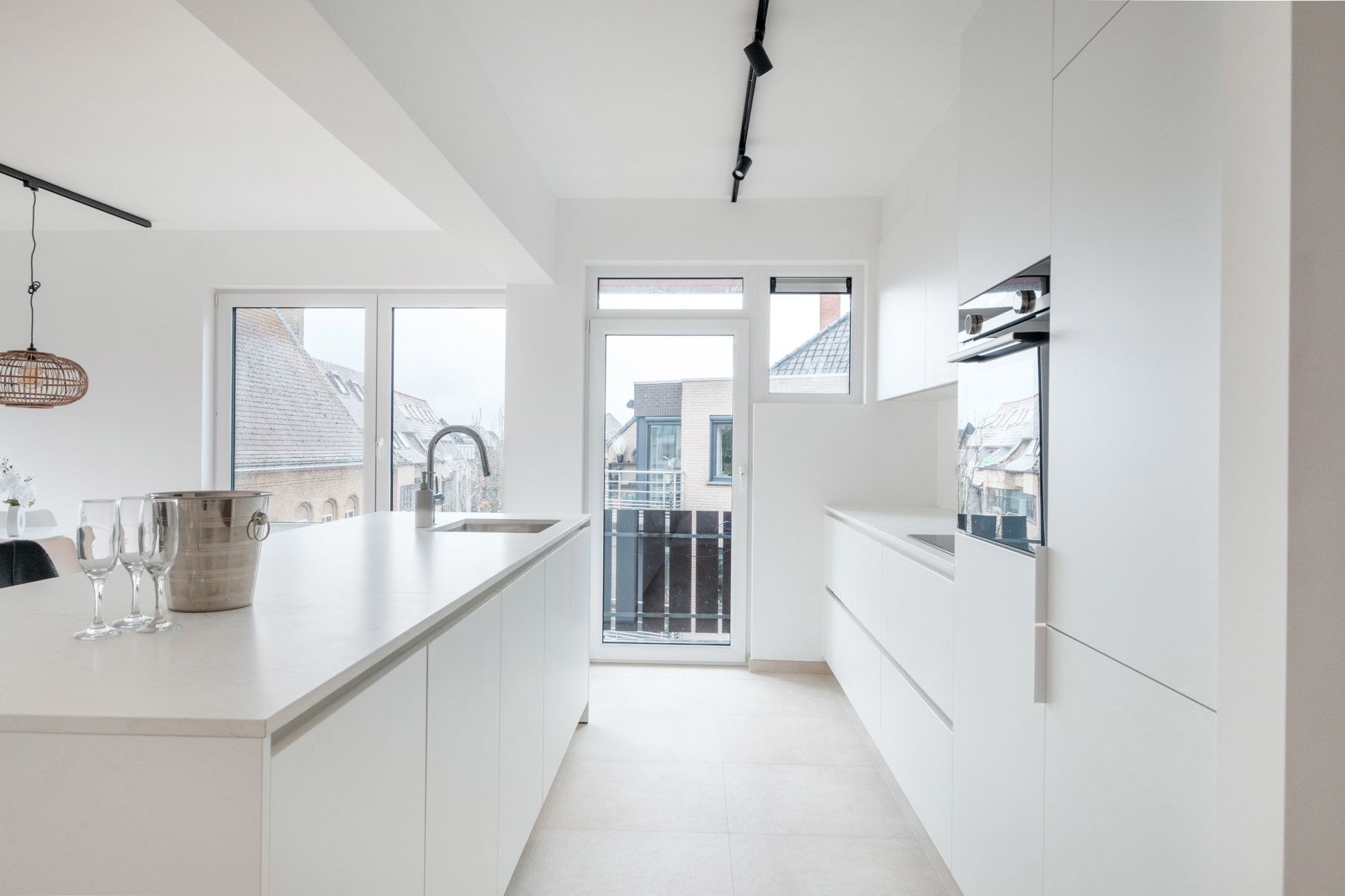 Prachtig gerenoveerd appartement aan de Markt in Gistel. foto 3