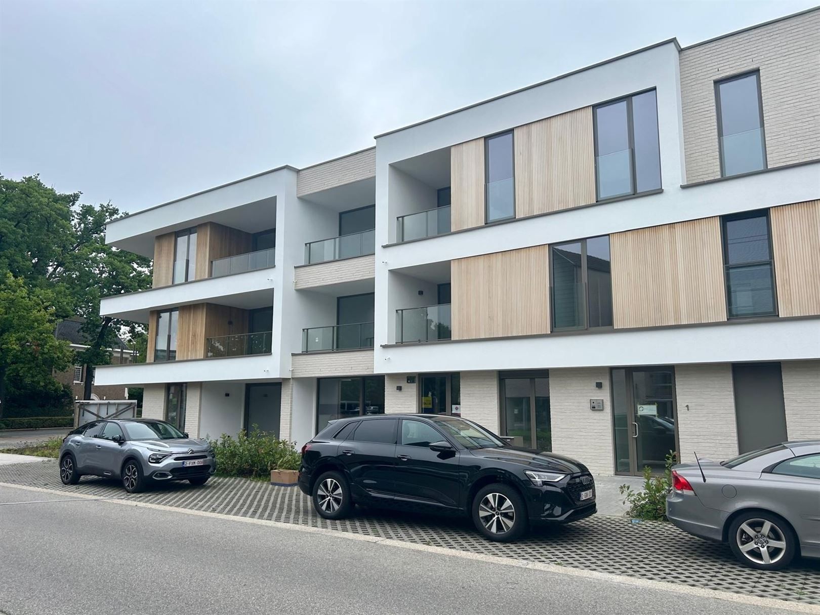 Nieuwbouwappartement met 1 slaapkamer en parkeerplaats foto {{pictureIndex}}