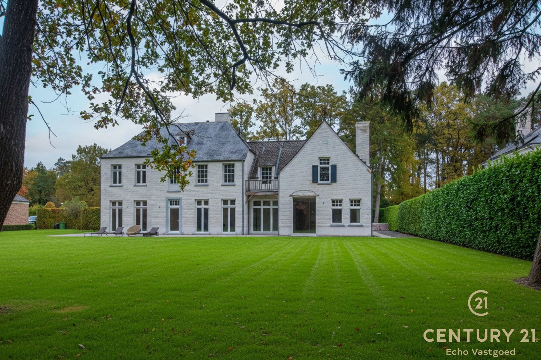 Unieke high-end villa met royaal woonoppervlak op 2415m² foto {{pictureIndex}}
