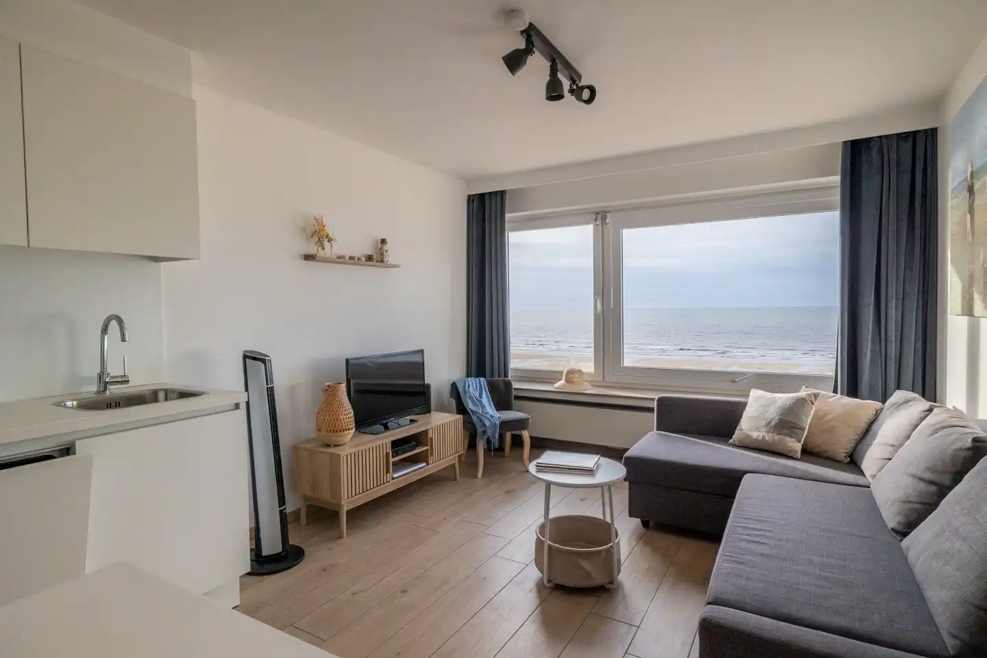 Prachtig frontaal zeezicht – volledig gerenoveerde studio op de zeedijk van Mariakerke foto 3