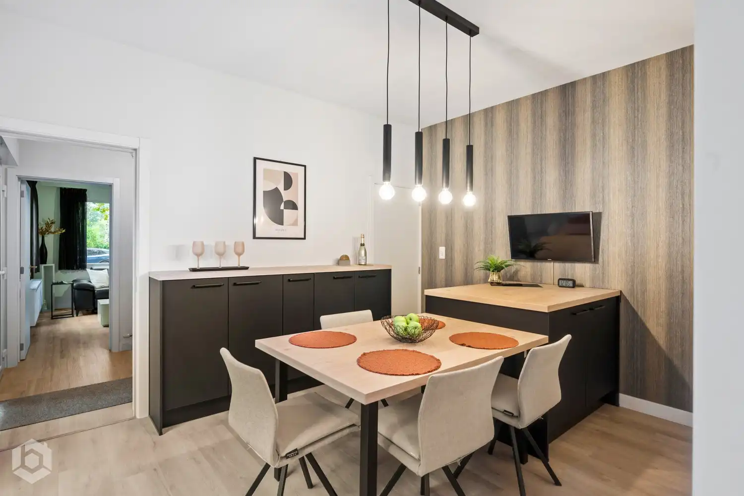 Instapklare woonst met 2slpkrs ,garage en achteringang foto 3