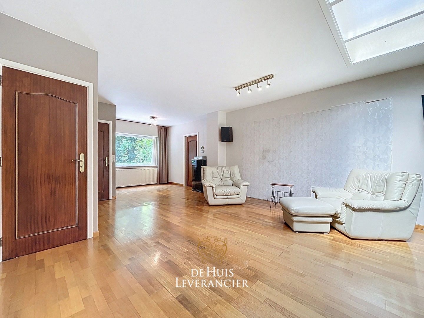 Zeldzame renovatiekans te koop in hartje Noeveren ! Unieke woning met ruimte, groen en grote garage foto 21
