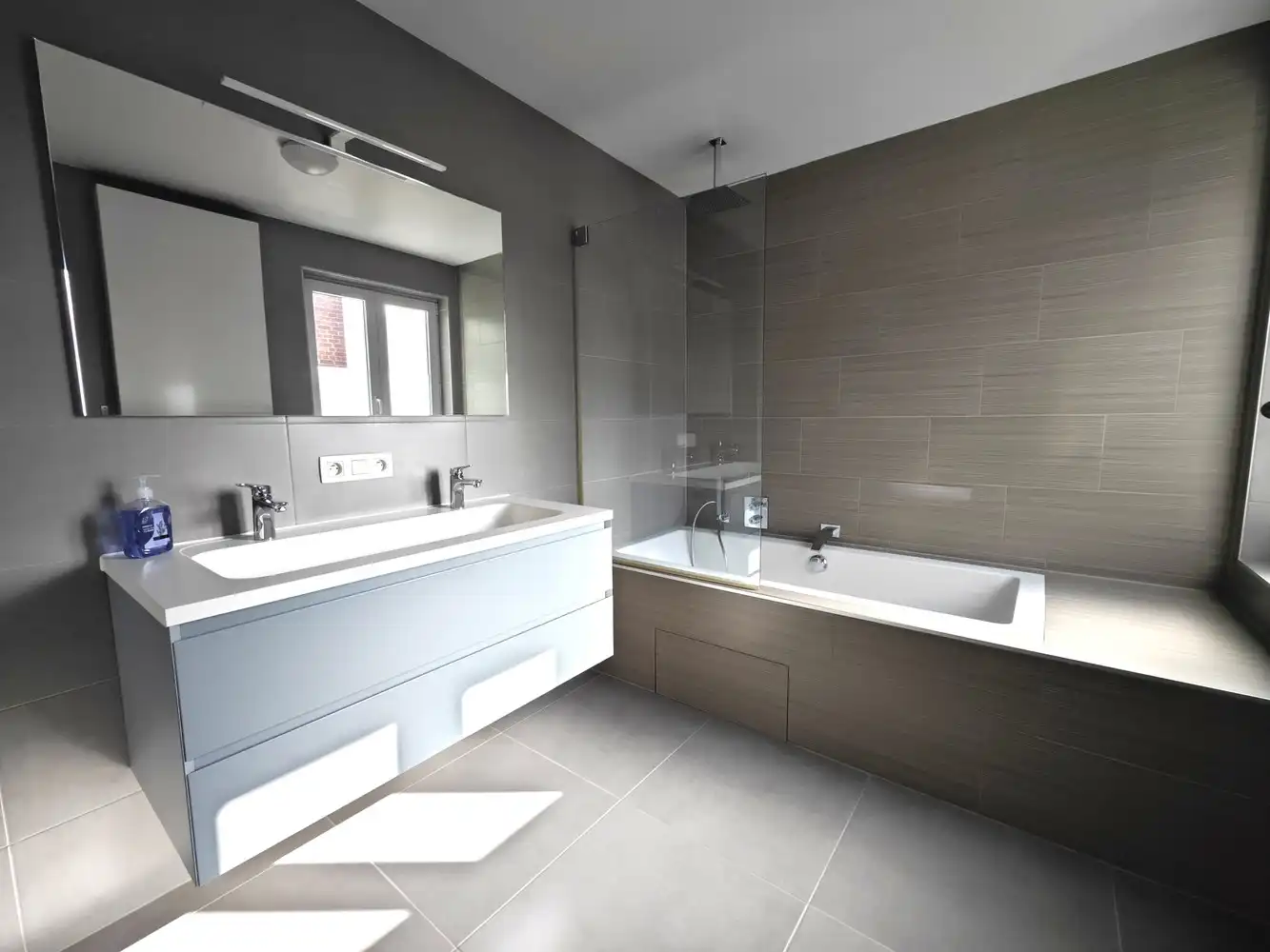 Volledig gerenoveerde stadswoning met 3 slpks en voll. aangelegde tuin foto 22