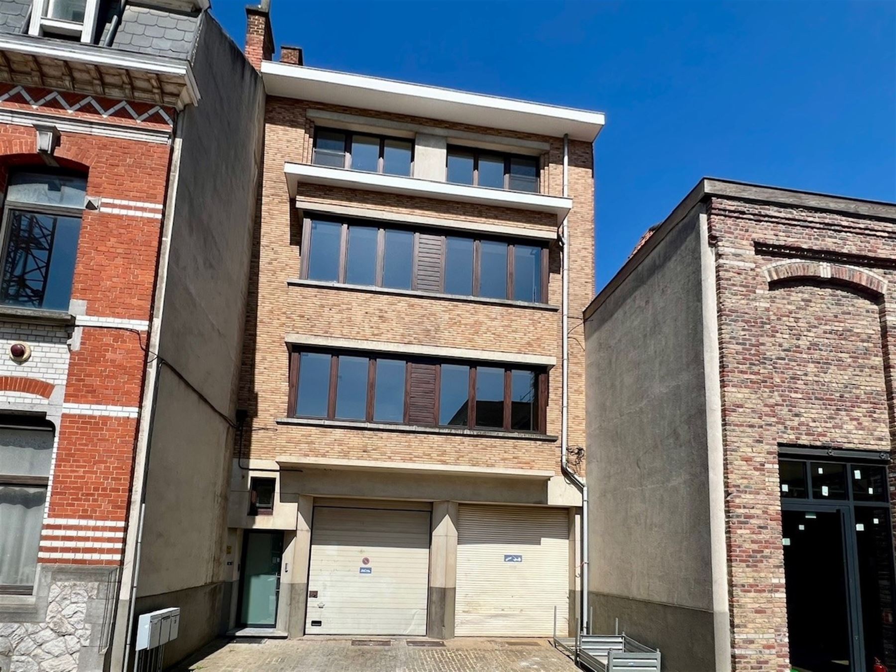 Volledig gerenoveerd appartement met 2 slaapkamers en parking  foto {{pictureIndex}}