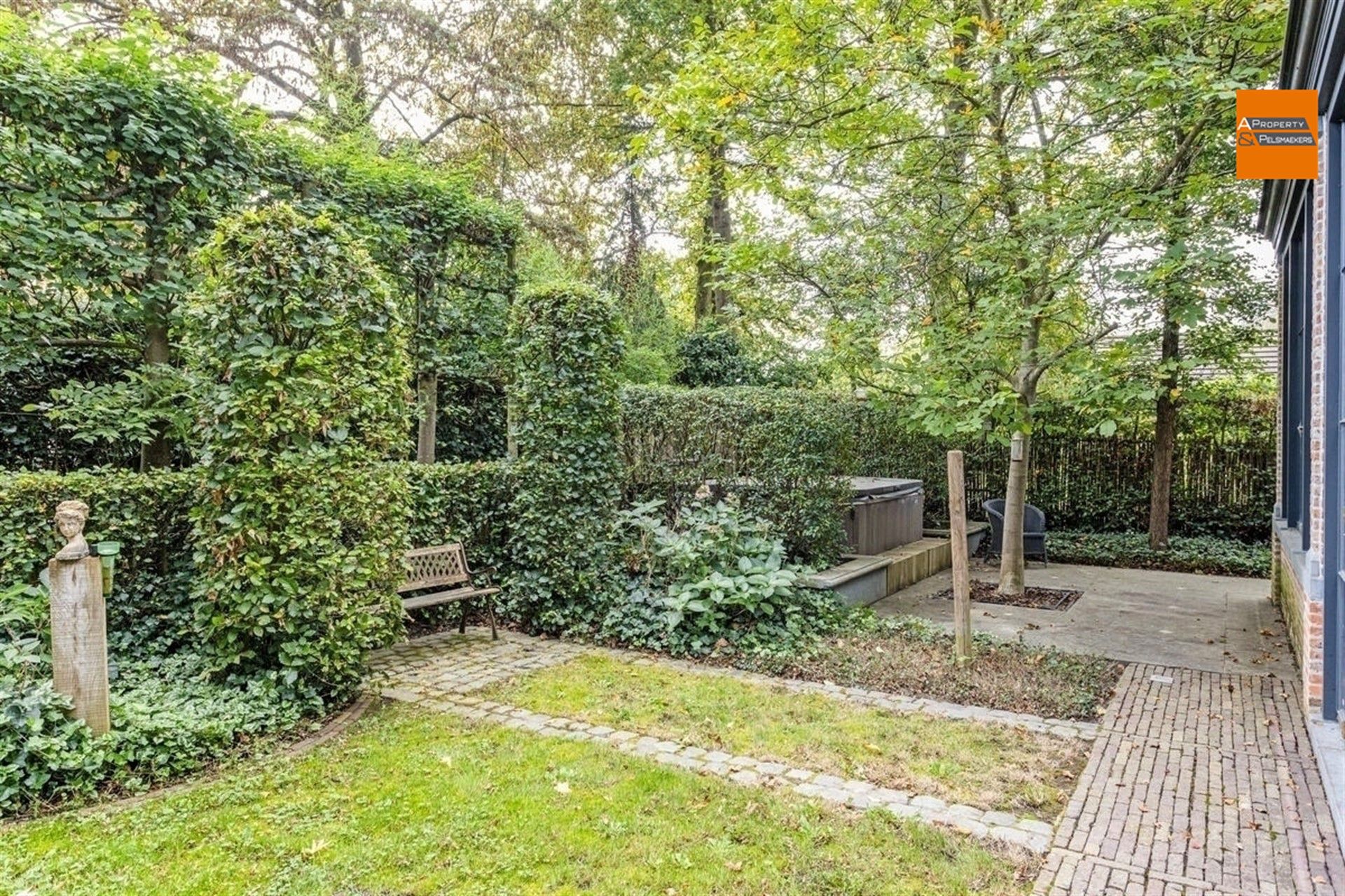 Prachtige villa 6 slaapkamers  met engelse stijl tuin. foto 8