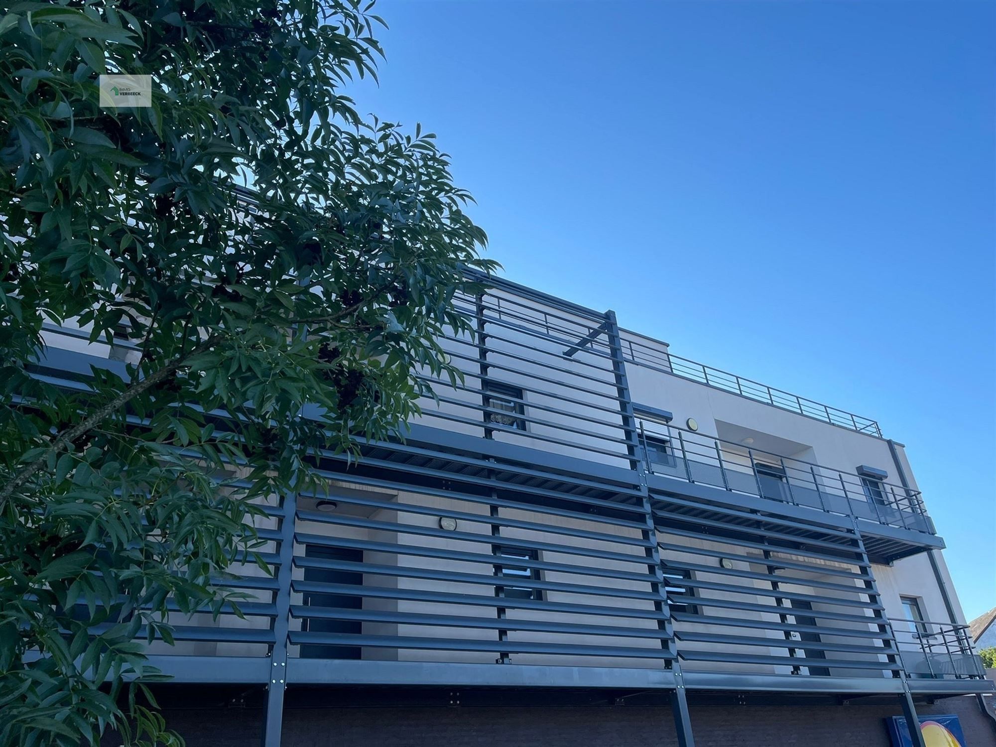 Instapklaar één slaapkamer appartement met afgesloten garage foto 20