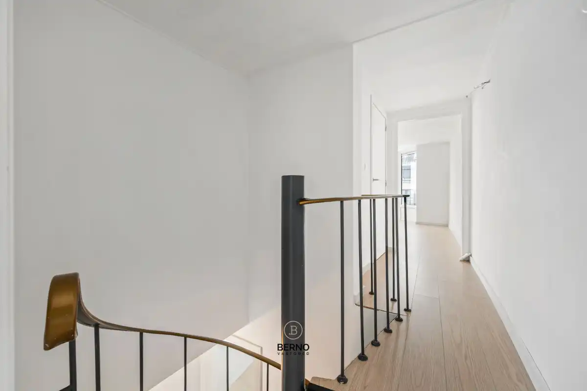 Gerenoveerde handelswoning met tuin op topligging foto 8