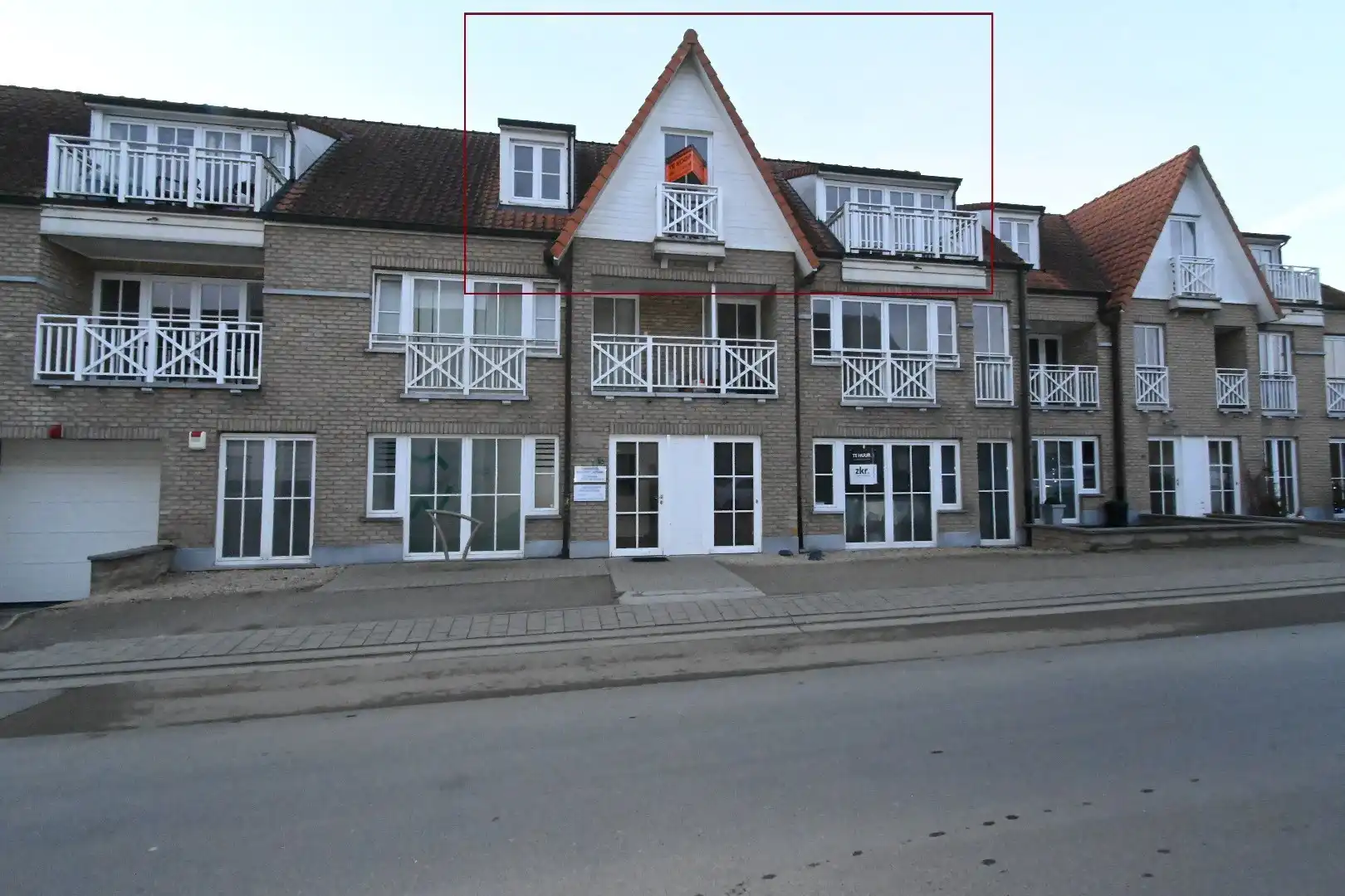 Dakappartement met 2 slaapkamers gelegen dorpskern Knesselare foto {{pictureIndex}}