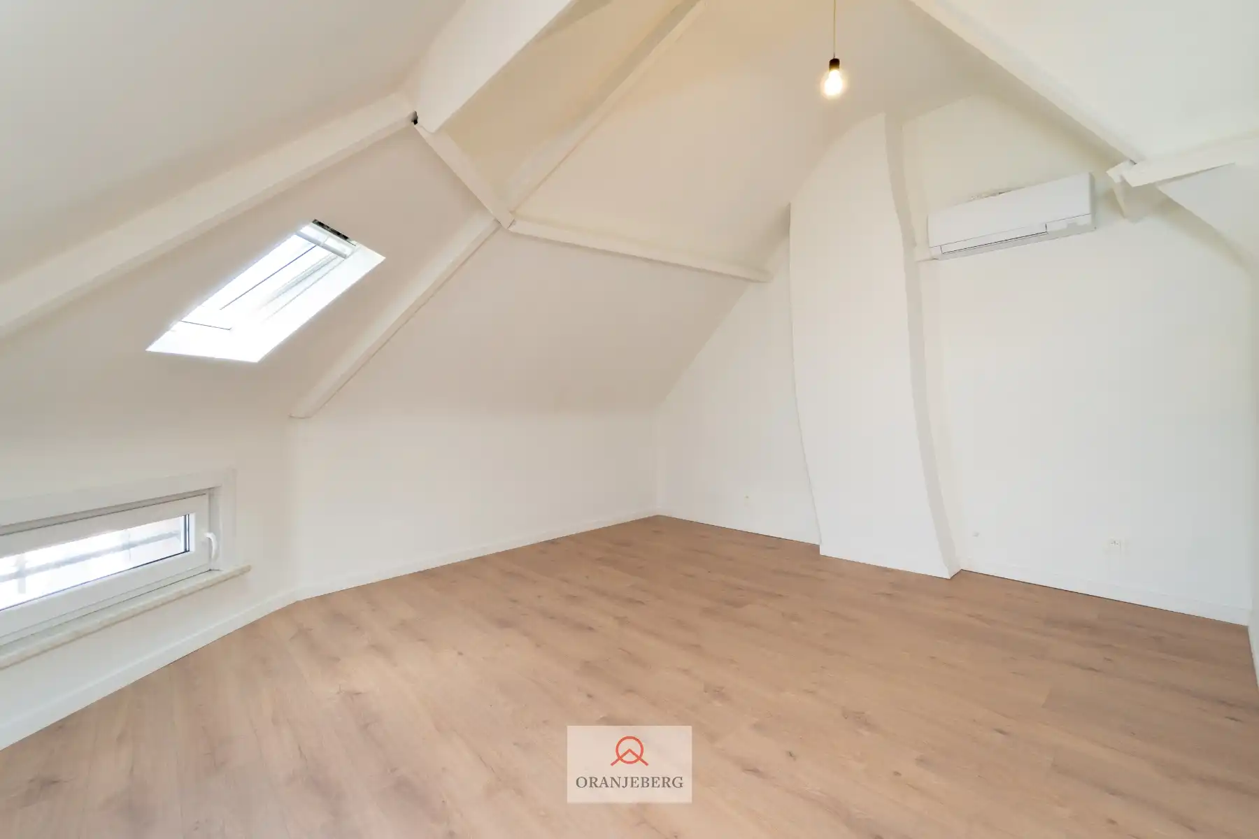 Gerenoveerde lichtrijke hoekwoning aan het water foto 25