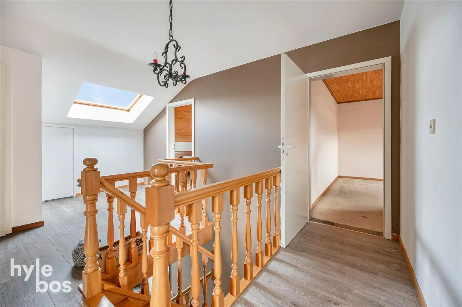 Ruime open bebouwing met 4 slaapkamers, garage en tuin in zeer rustige ligging foto 17