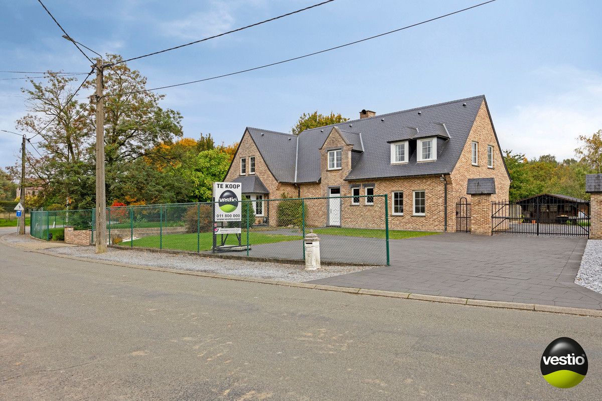 Hoofdfoto van de publicatie: RUSTIG GELEGEN RUIME VILLA MET 5 SLK OP RIANT PERCEEL VAN 18A61CA IN STADSRAND TONGEREN.