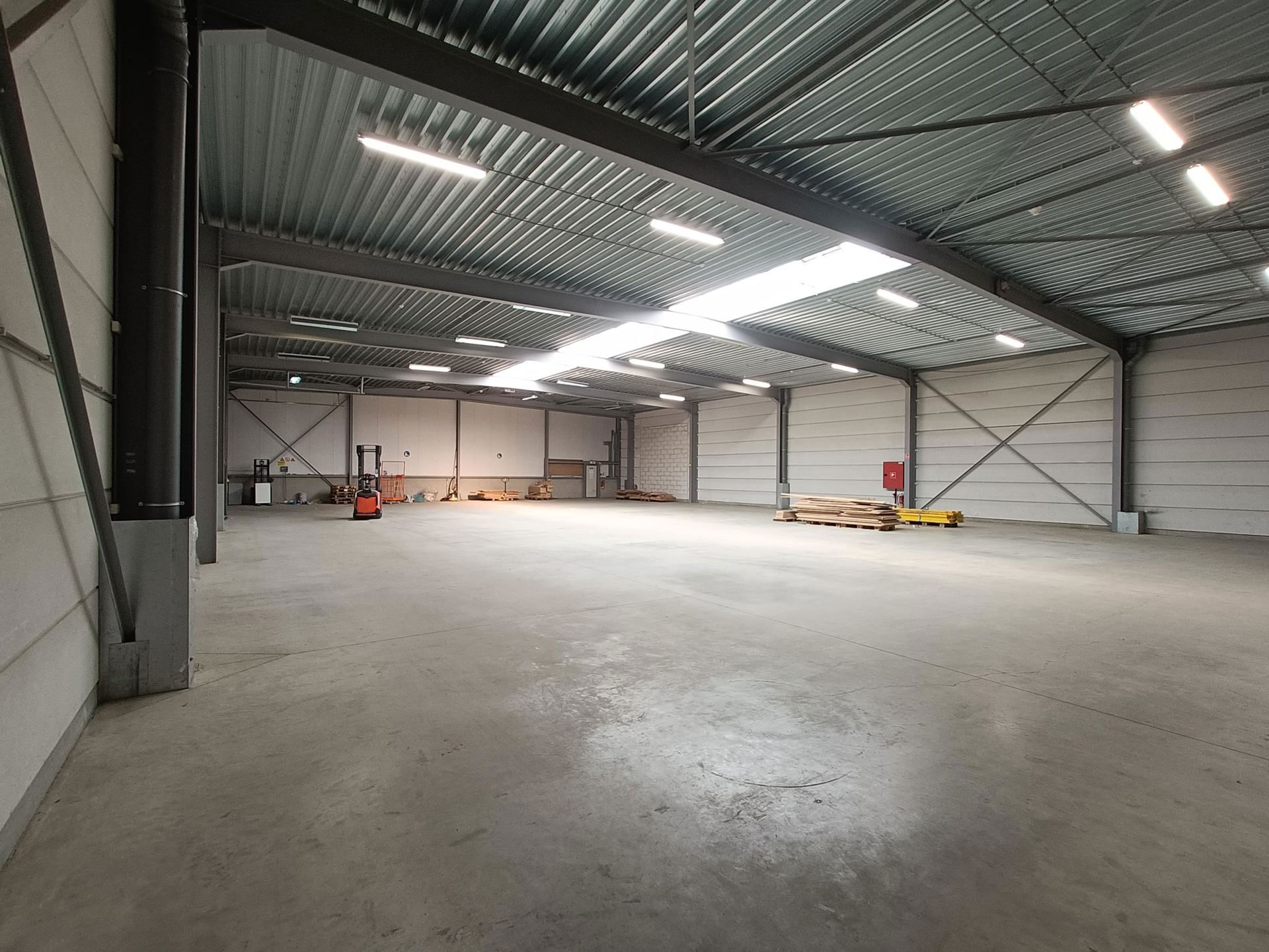Industrieel gebouw te huur in Lint foto 4