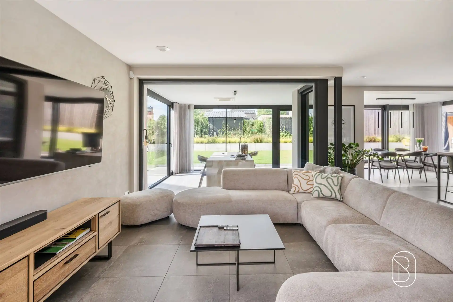 Topgelegen recente moderne woning foto 9